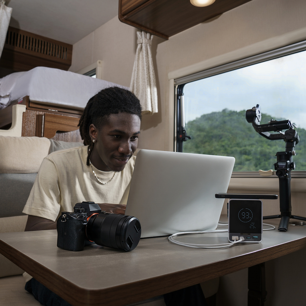 Cuktech Powerbank 300W 40000mAh vezeték nélküli töltéssel 2x USB-C + 2x USB-A - Fekete-1