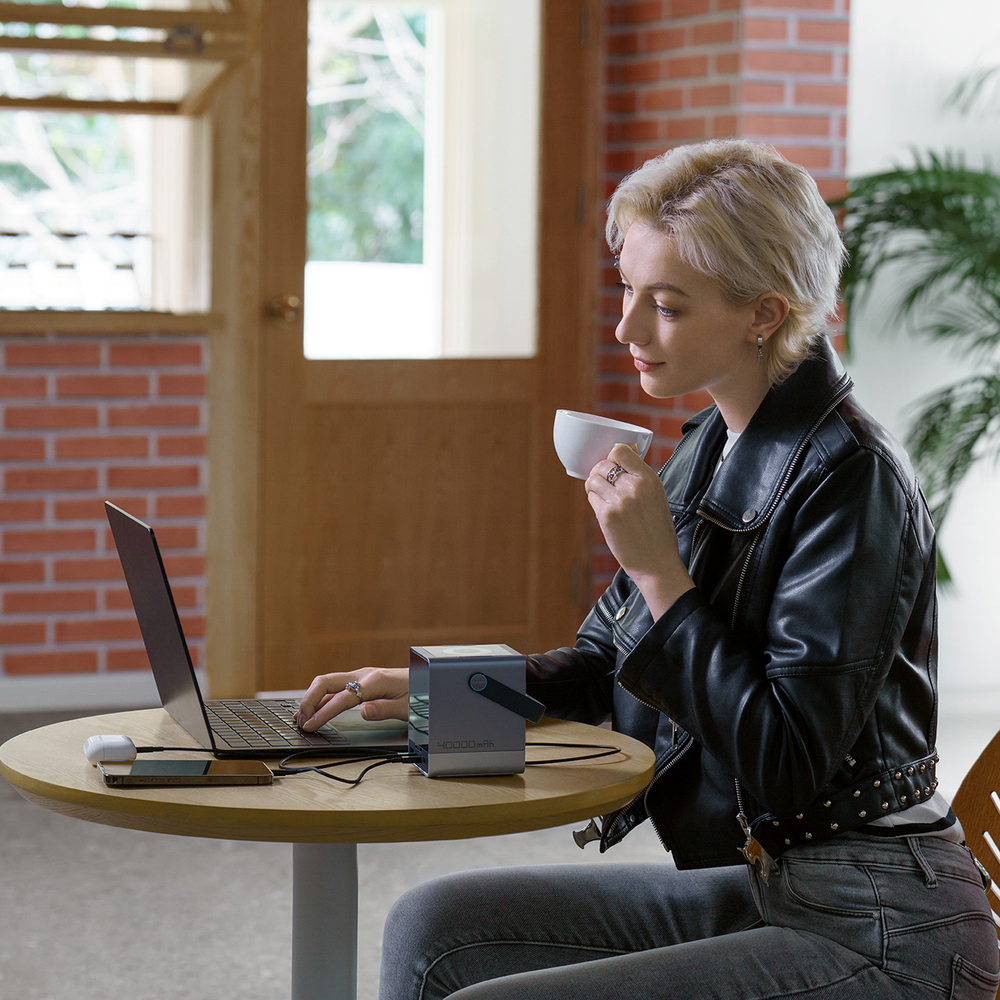 Cuktech Powerbank 300W 40000mAh vezeték nélküli töltéssel 2x USB-C + 2x USB-A - Fekete-3