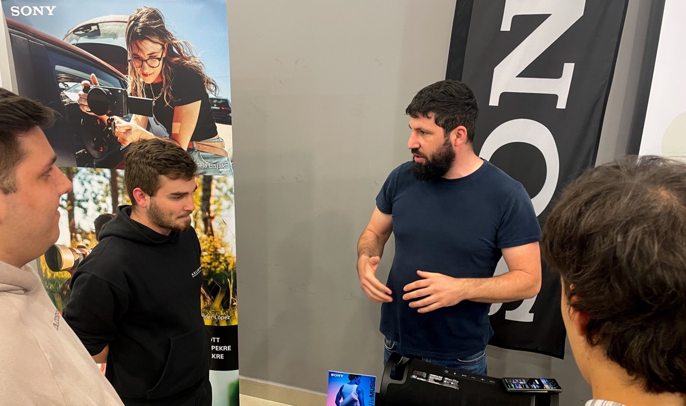 Lowepro Adventura Go SH 140 (fekete) + Kattanjki Kupon + Sony oktatás a fotoplusnál-2