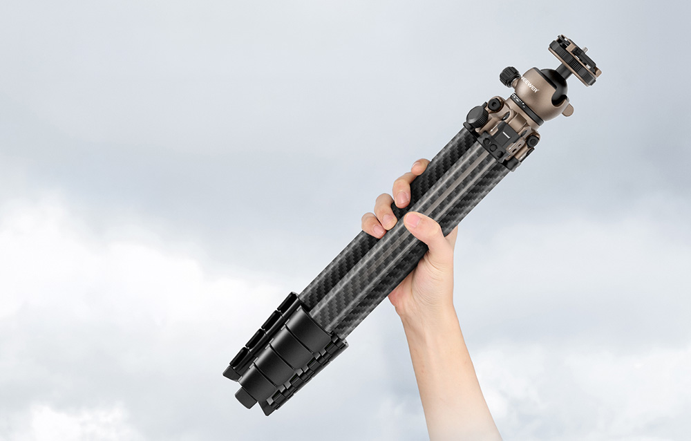 NEEWER LT35 szénszálas utazó tripod 360°-os gömbfejjel, ezüst-fekete-1