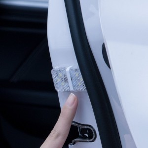 A Baseus nyitott ajtó figyelmeztető LED-es lámpa autóba fehér (CRFZD-02)