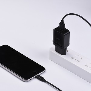 HOCO C22A Little Superior Hálózati iPhone töltő adapter és Lightning kábel fekete
