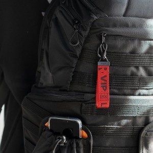 Ringke Ticket Kulcsra akasztható pánt karabinerrel piros (ACKR0007)