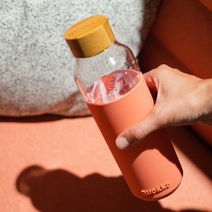 Quokka Flow üveg kulacs szilikon borítással 660 ml Inner Pink Botanical