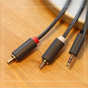 Ugreen AV102 10513 kábel 3,5 mm-es mini jack (apa) / 2RCA (apa) 5 m - szürke