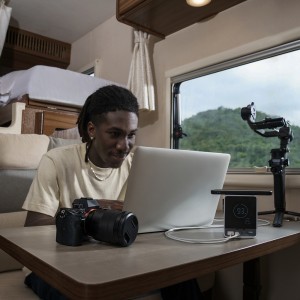 Cuktech Powerbank 300W 40000mAh vezeték nélküli töltéssel 2x USB-C + 2x USB-A - Fekete-1